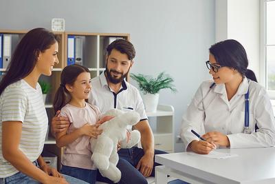 Little-girl-talking-with-the-doctor-with-parents-on-clinic.